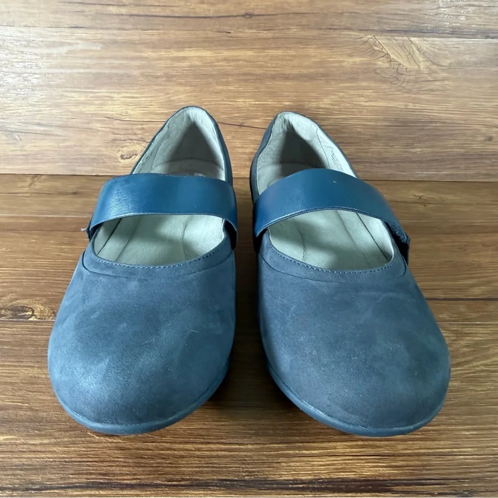 DANSKO ‘Kendra’ Blue‎ Mary Jane Flats Women’s Size 9 (40) Slip-On Shoes